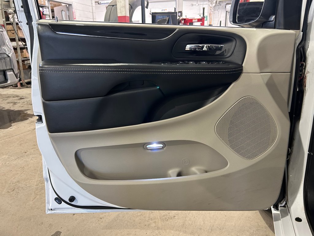 2016 Dodge Grand Caravan SXT Premium Plus, JAMAIS ACCIDENTÉ, DVD, CUIR in Mirabel, Quebec - 8 - w1024h768px