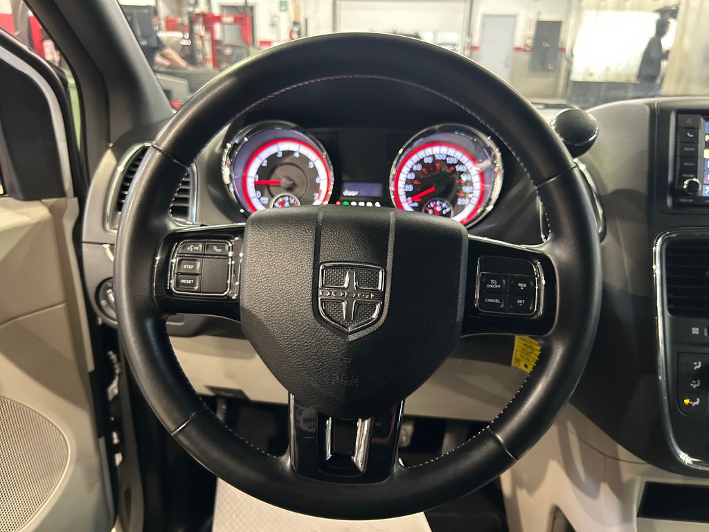 2016 Dodge Grand Caravan SXT Premium Plus, JAMAIS ACCIDENTÉ, DVD, CUIR in Mirabel, Quebec - 11 - w1024h768px