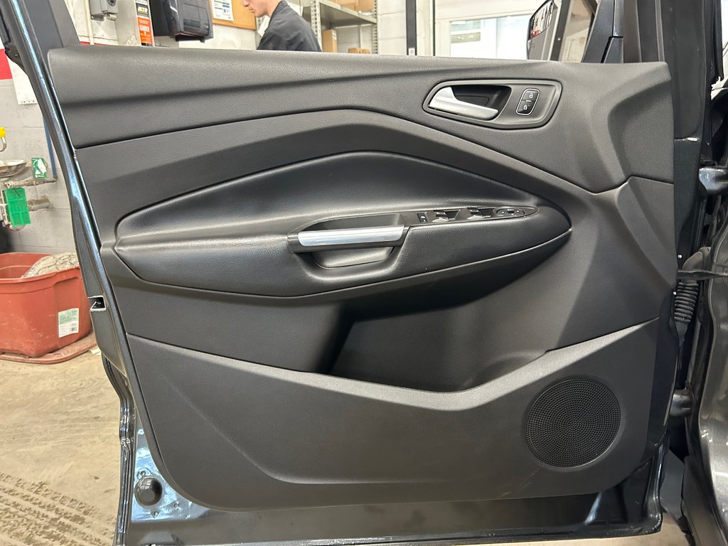 2019 Ford Escape SE, JAMAIS ACCIDENTÉ, AWD, 8 PNEUS in Mirabel, Quebec - 8 - w1024h768px