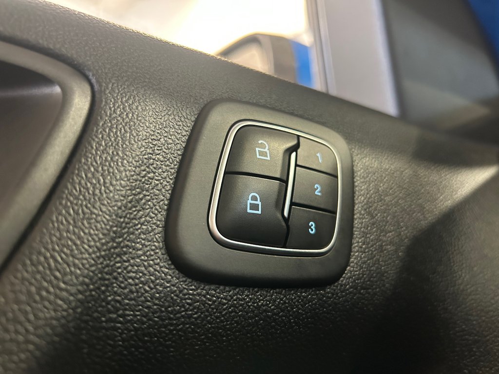 2020 Ford Escape SEL, CUIR SIÈGES CHAUFFANTS, VOLANT CHAUFFANT in Mirabel, Quebec - 9 - w1024h768px