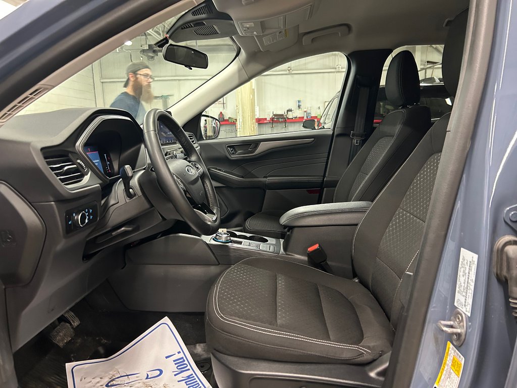 2024 Ford Escape Active, JAMAIS ACCIDENTÉ, 8 PNEUS, AWD in Mirabel, Quebec - 9 - w1024h768px
