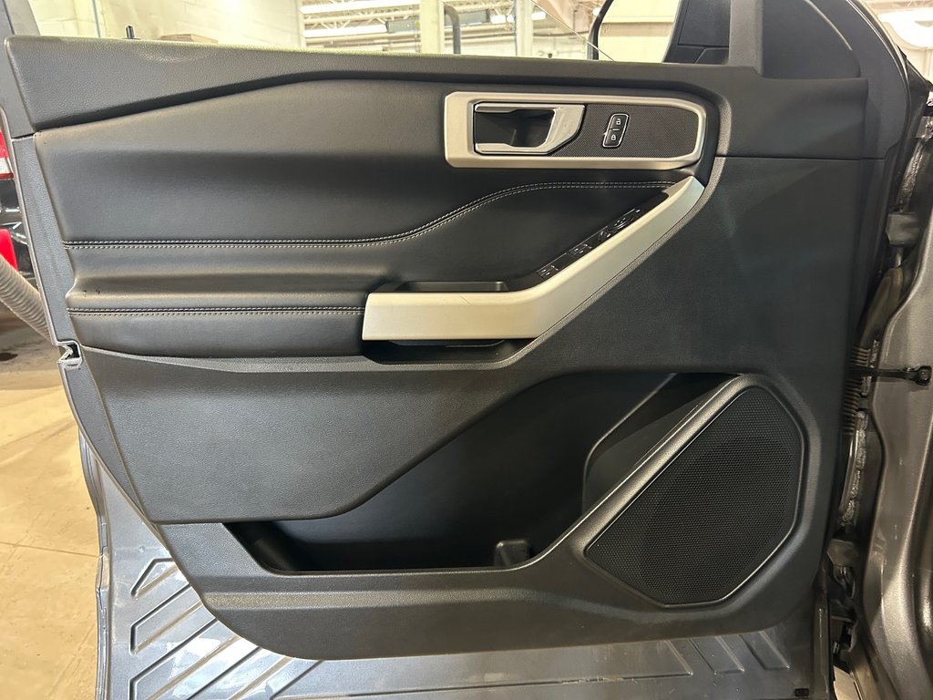 2021 Ford Explorer XLT, JAMAIS ACCIDENTÉ, 6 PASSAGERS, AWD, MAGS in Mirabel, Quebec - 8 - w1024h768px
