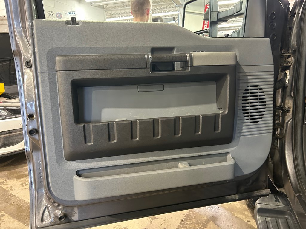 Ford Super Duty F-250 SRW XLT Crew Cab LWB 4WD, JAMAIS ACCIDENTÉ, V8 2014 à Mirabel, Québec - 19 - w1024h768px