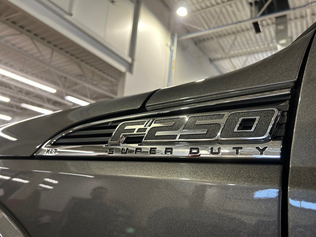 Ford Super Duty F-250 SRW XLT Crew Cab LWB 4WD, JAMAIS ACCIDENTÉ, V8 2014 à Mirabel, Québec - 4 - w1024h768px