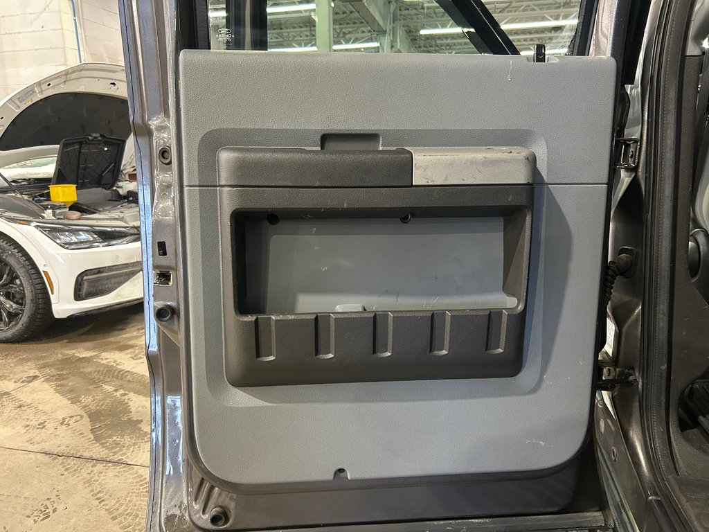 Ford Super Duty F-250 SRW XLT Crew Cab LWB 4WD, JAMAIS ACCIDENTÉ, V8 2014 à Mirabel, Québec - 28 - w1024h768px