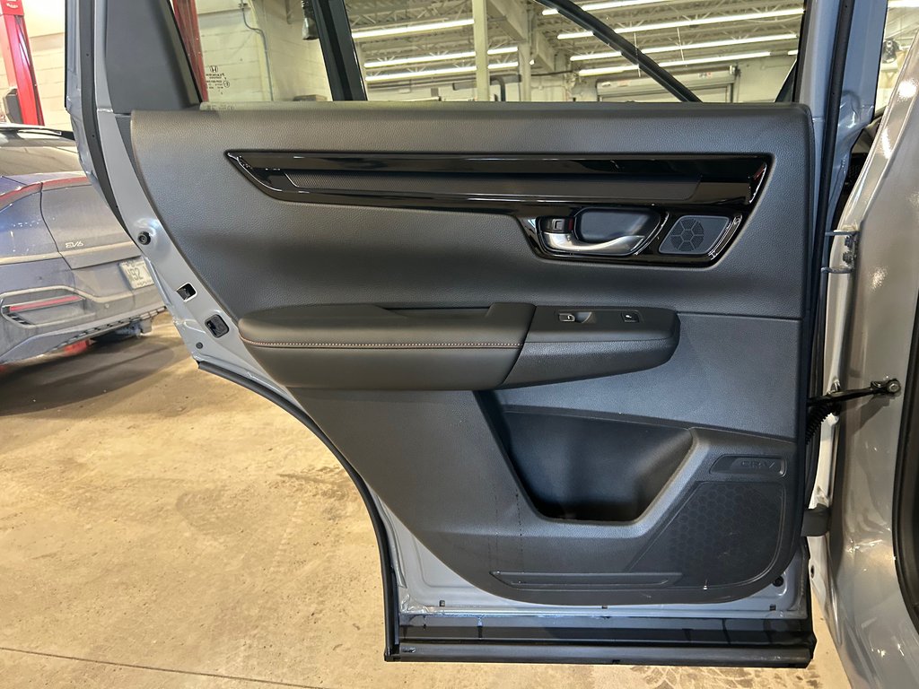 2024 Honda CR-V Hybrid Touring, JAMAIS ACCIDENTÉ, 8 PNEUS, MAGS, AWD in Mirabel, Quebec - 29 - w1024h768px