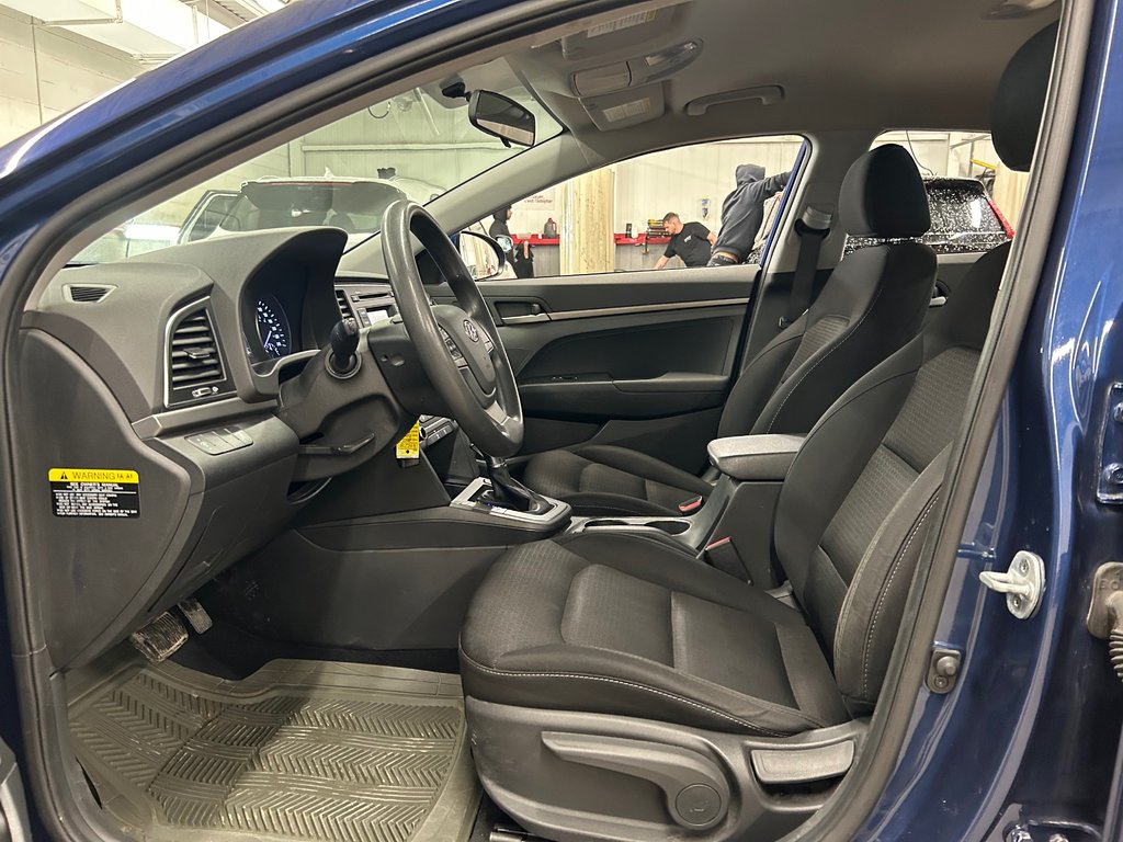 Hyundai Elantra LE, SIÈGES CHAUFFANTS, AUTOMATIQUE, A/C 2017 à Mirabel, Québec - 9 - w1024h768px