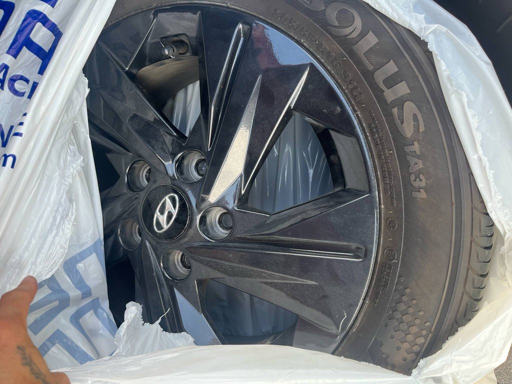 Hyundai Elantra Preferred, JAMAIS ACCIDENTÉ, 8 PNEUS, MAGS 2021 à Mirabel, Québec - 3 - w1024h768px