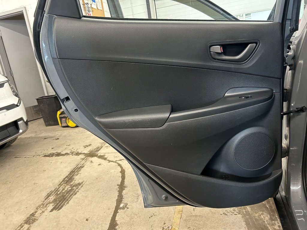 2023 Hyundai Kona Essential, JAMAIS ACCIDENTÉ, AWD, 2 SET DE PNEUS in Mirabel, Quebec - 28 - w1024h768px