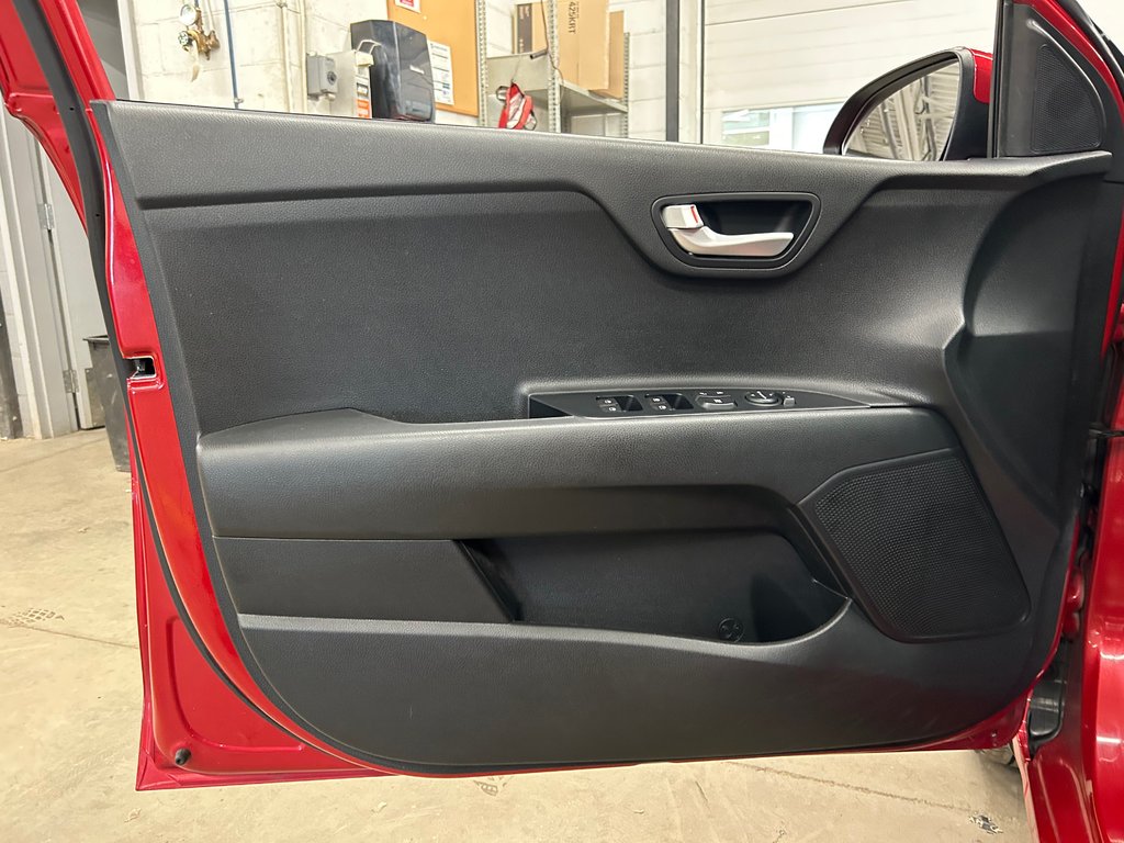 2021 Kia Rio 5-door LX+ Premium, TOIT OUVRANT, AUTOMATIQUE in Mirabel, Quebec - 8 - w1024h768px