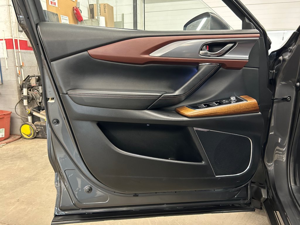 Mazda CX-9 Signature, 8 PNEUS, CUIR, TOIT, AWD, HITCH, MAGS 2017 à Mirabel, Québec - 8 - w1024h768px