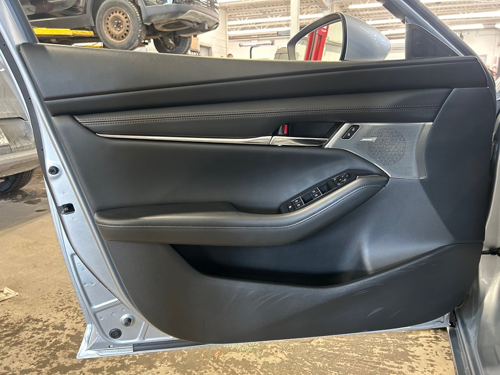 Mazda 3 Sport GT, JAMAIS ACCIDENTÉ, 8 PNEUS, CUIR, TOIT, AWD 2023 à Mirabel, Québec - 8 - w1024h768px