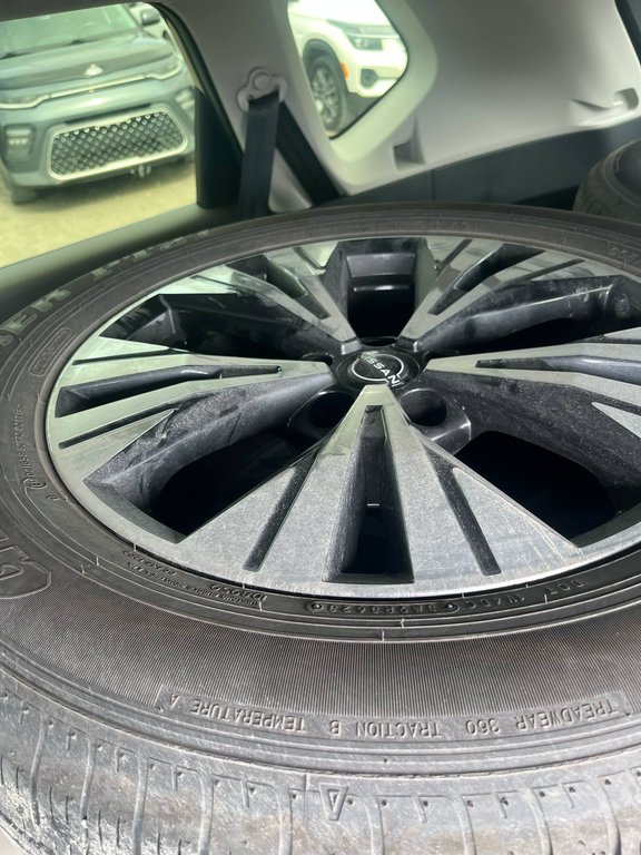 Nissan Rogue SV, AWD, JAMAIS ACCIDENTÉ, 8 PNEUS, TOIT 2023 à Mirabel, Québec - 4 - w1024h768px
