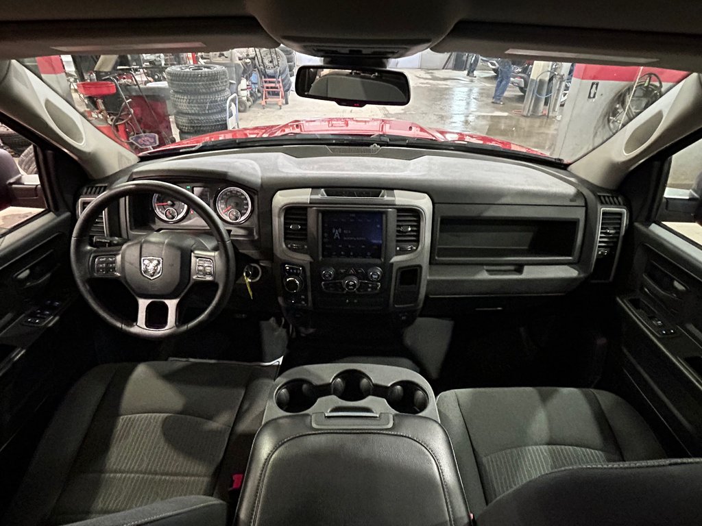 2021 Ram 1500 Classic Express, 8 PNEUS, JAMAIS ACCIDENTÉ, V6 in Mirabel, Quebec - 3 - w1024h768px