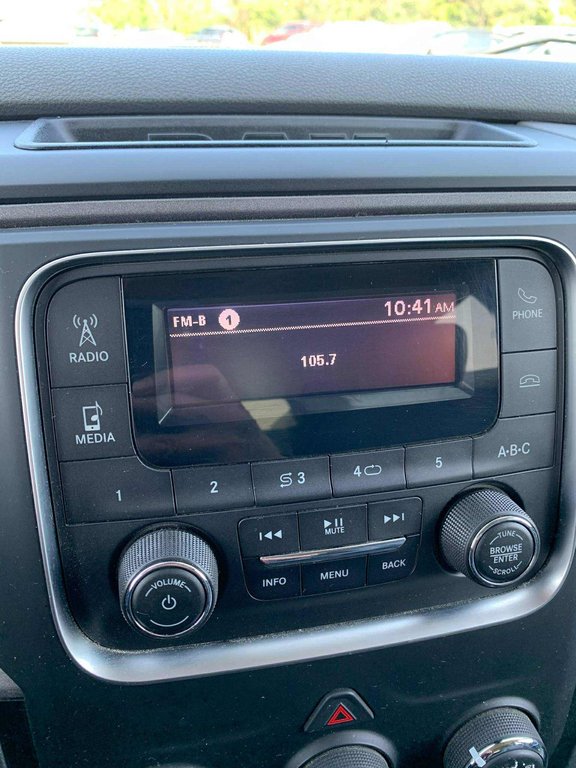 2018 Ram 1500 TRADESMAN, 8 PNEUS, AUCUN ACCIDENT, 4X4, HITCH in Mirabel, Quebec - 7 - w1024h768px