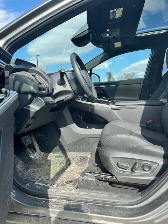 Toyota bZ4X XLE Tech, JAMAIS ACCIDENTÉ, CUIR, TOIT, AWD 2025 à Mirabel, Québec - 7 - w1024h768px