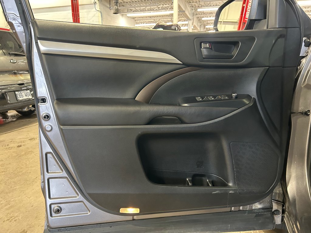 Toyota Highlander LE, JAMAIS ACCIDENTÉ, 8 PASSAGERS, AWD 2017 à Mirabel, Québec - 8 - w1024h768px