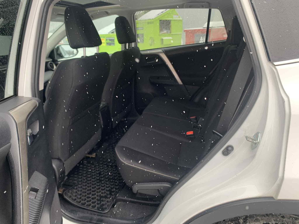 Toyota RAV4 XLE, JAMAIS ACCIDENTÉ, TOIT, AWD, PNEUS D'HIVER 2015 à Mirabel, Québec - 17 - w1024h768px