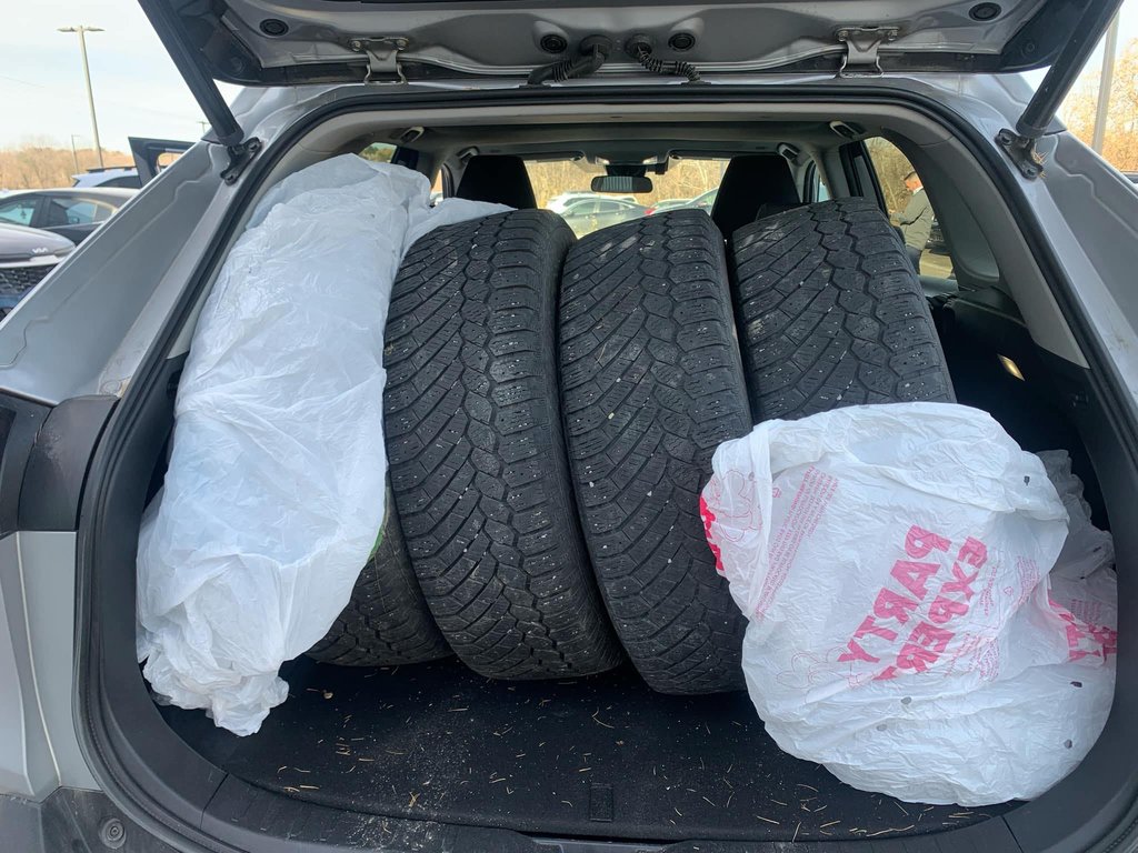 2023  RAV4 Hybrid XLE, 8 PNEUS, JAMAIS ACCIDENTÉ, TOIT, AWD in Mirabel, Quebec - 16 - w1024h768px