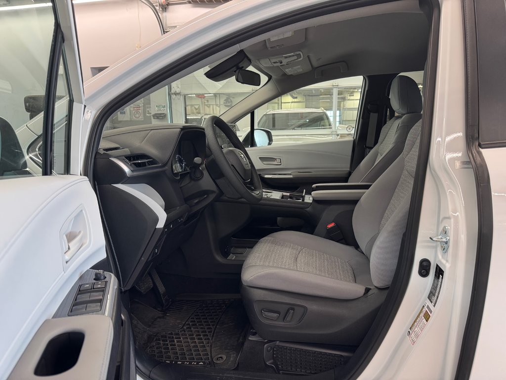 2025 Toyota Sienna LE HYBRIDE, JAMAIS ACCIDENTÉ, 8 PASSAGERS, AWD in Mirabel, Quebec - 8 - w1024h768px