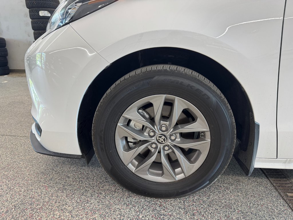 2025 Toyota Sienna LE HYBRIDE, JAMAIS ACCIDENTÉ, 8 PASSAGERS, AWD in Mirabel, Quebec - 6 - w1024h768px
