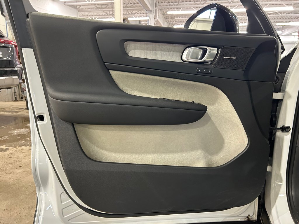 2023 Volvo XC40 Ultimate Dark Theme, JAMAIS ACCIDENTÉ, AWD, CUIR in Mirabel, Quebec - 8 - w1024h768px