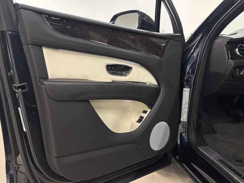 Bentley Bentayga EWB 2023-6