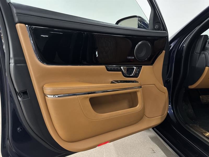 2017 Jaguar XJ 3.0L V6 AWD Portfolio-6