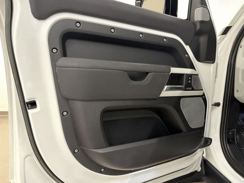 Land Rover Defender 130 P400 SE (2) 2023-6