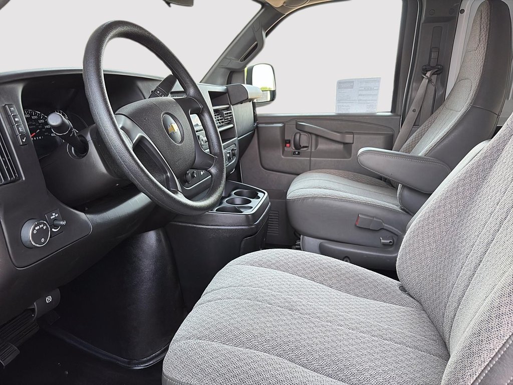 2016 Chevrolet Express Cargo Van in Saint-Eustache, Quebec - 16 - w1024h768px