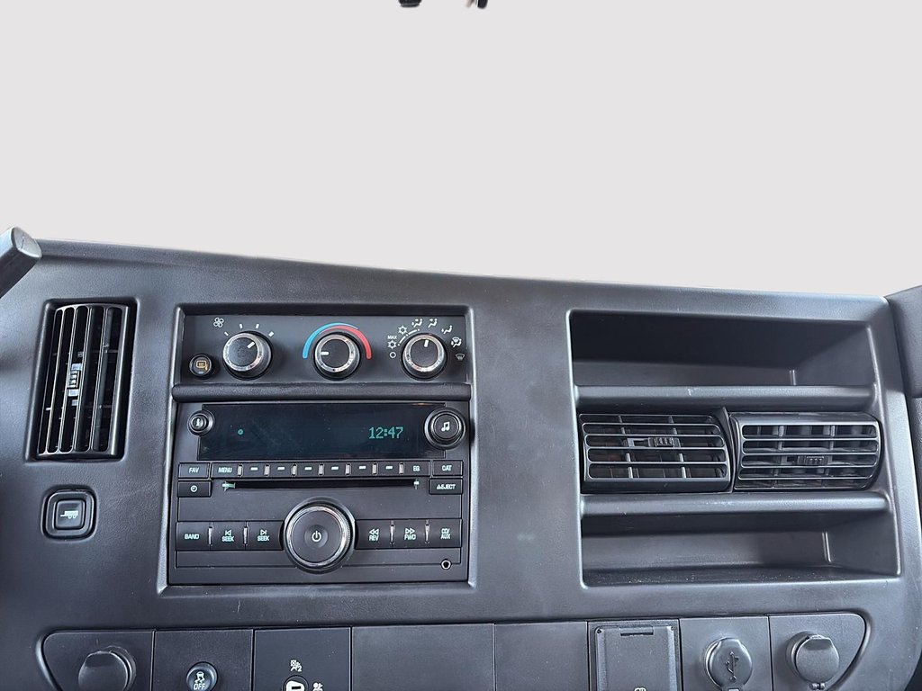 2016 Chevrolet Express Cargo Van in Saint-Eustache, Quebec - 13 - w1024h768px