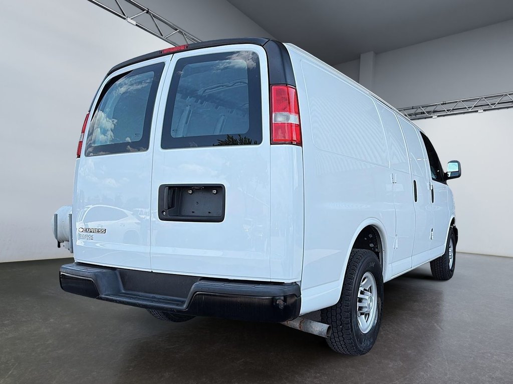 2016 Chevrolet Express Cargo Van in Saint-Eustache, Quebec - 4 - w1024h768px