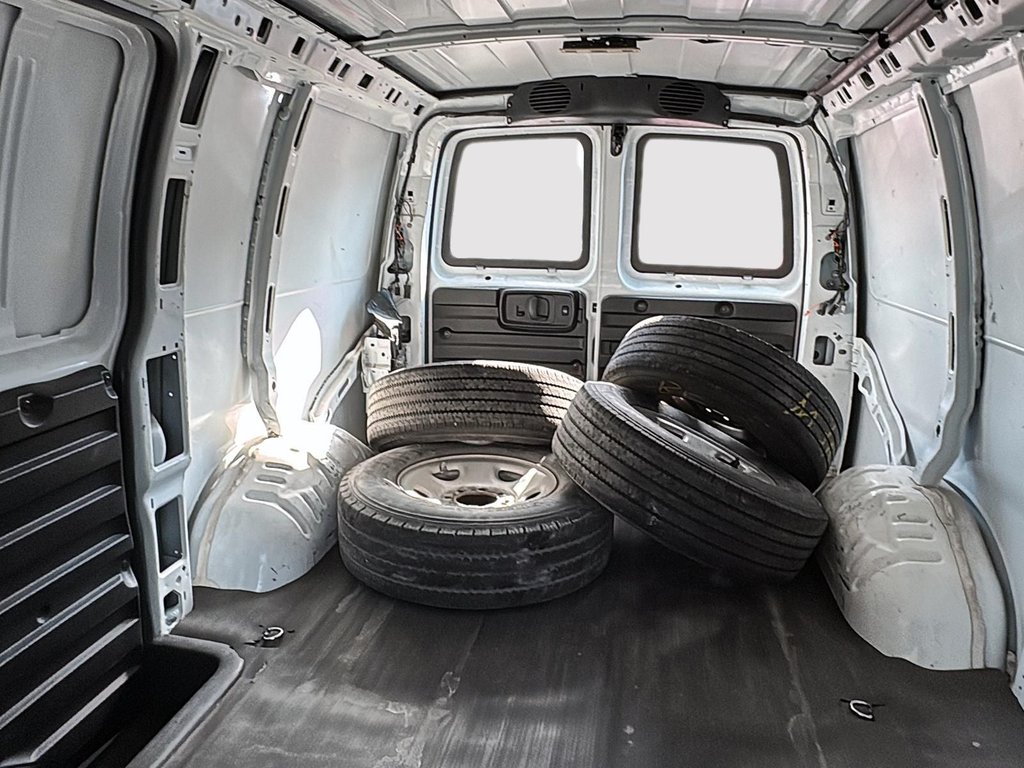 2016 Chevrolet Express Cargo Van in Saint-Eustache, Quebec - 14 - w1024h768px