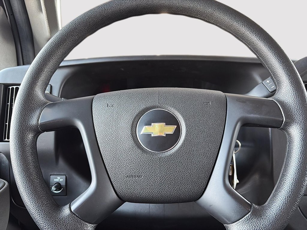 2016 Chevrolet Express Cargo Van in Saint-Eustache, Quebec - 11 - w1024h768px