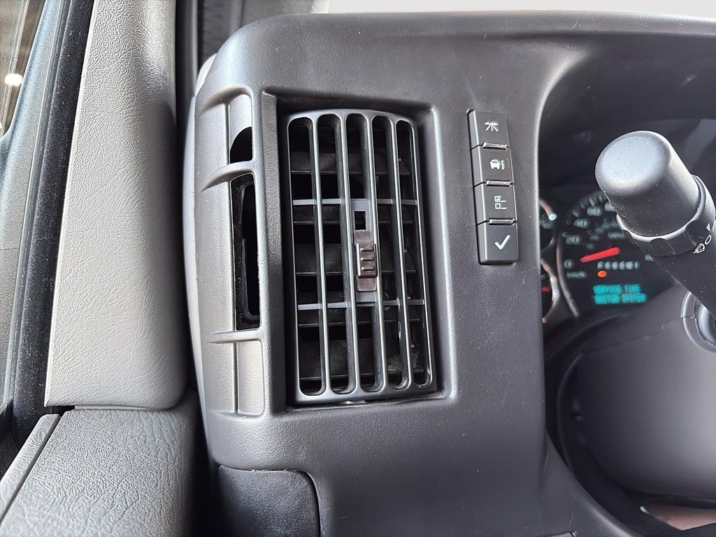 2016 Chevrolet Express Cargo Van in Saint-Eustache, Quebec - 10 - w1024h768px