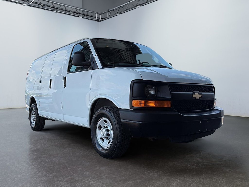 2016 Chevrolet Express Cargo Van in Saint-Eustache, Quebec - 3 - w1024h768px