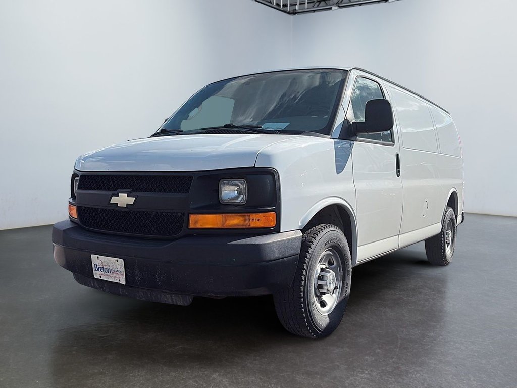 2016 Chevrolet Express Cargo Van in Saint-Eustache, Quebec - 1 - w1024h768px