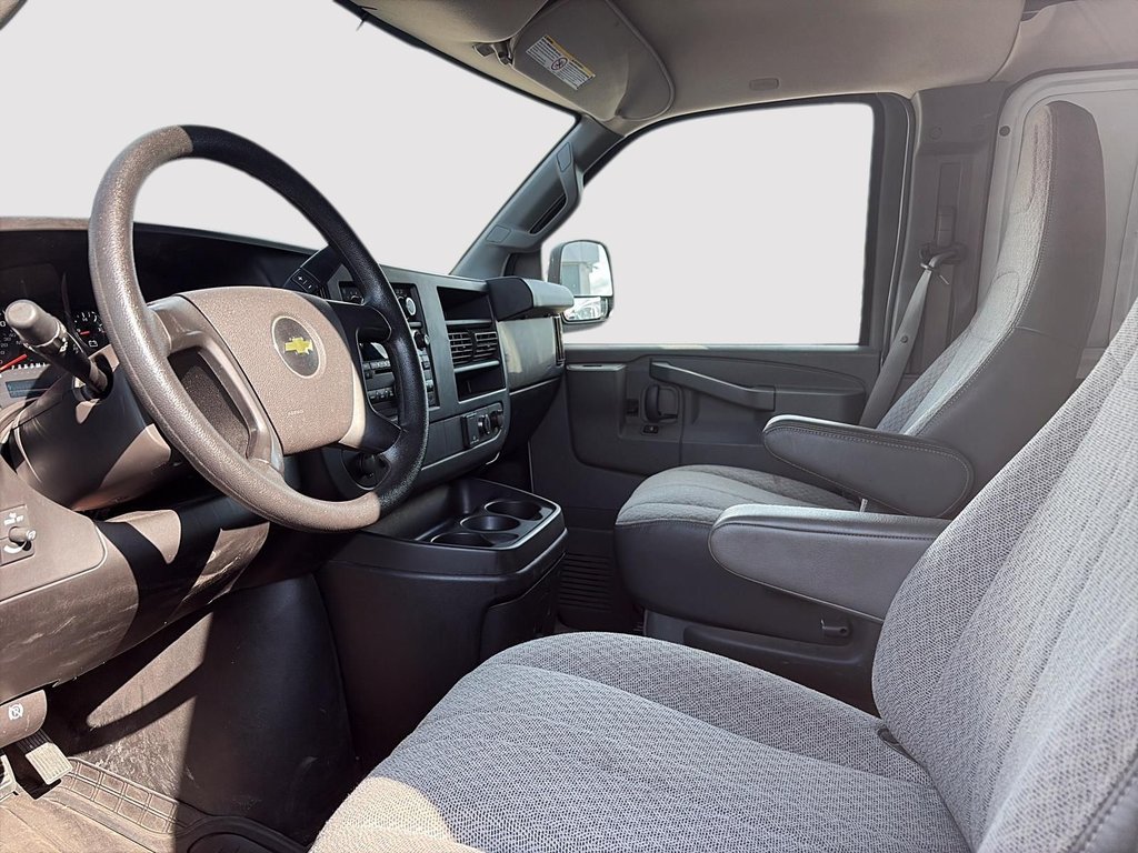 2016 Chevrolet Express Cargo Van in Saint-Eustache, Quebec - 13 - w1024h768px