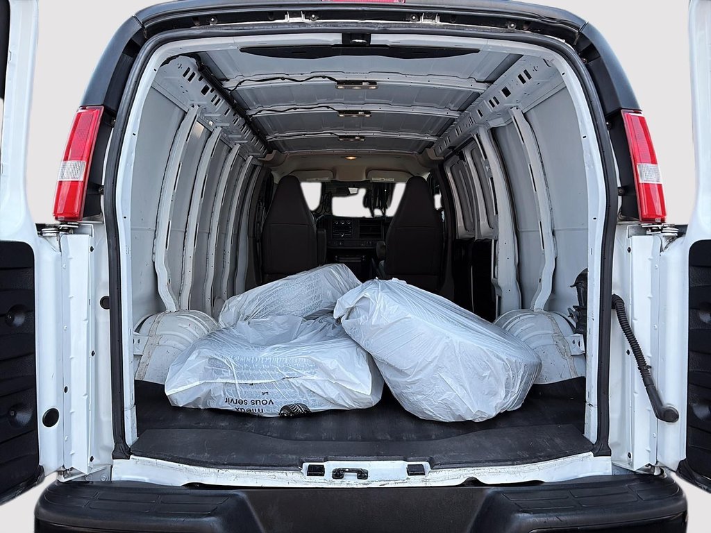 2016 Chevrolet Express Cargo Van in Saint-Eustache, Quebec - 5 - w1024h768px
