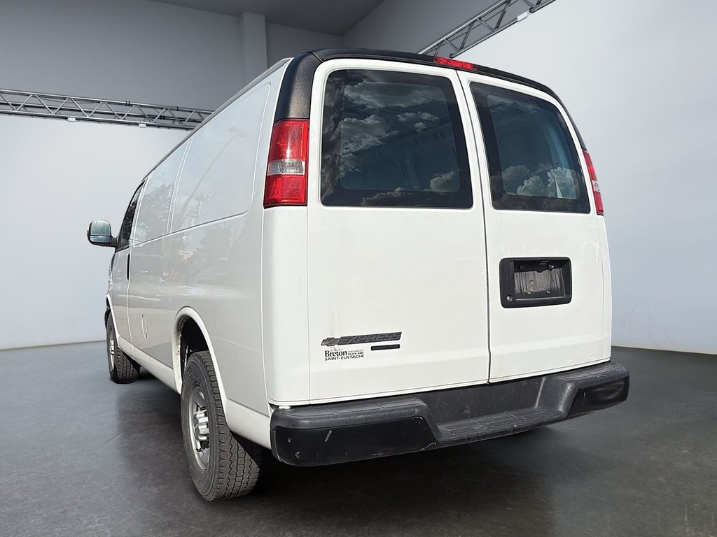 2016 Chevrolet Express Cargo Van in Saint-Eustache, Quebec - 6 - w1024h768px
