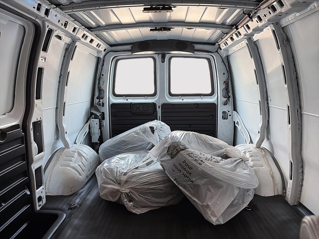 2016 Chevrolet Express Cargo Van in Saint-Eustache, Quebec - 18 - w1024h768px