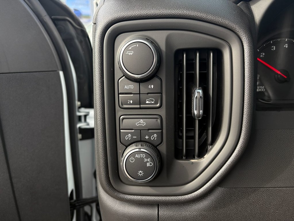 2025 Chevrolet Silverado 1500 in Saint-Eustache, Quebec - 13 - w1024h768px