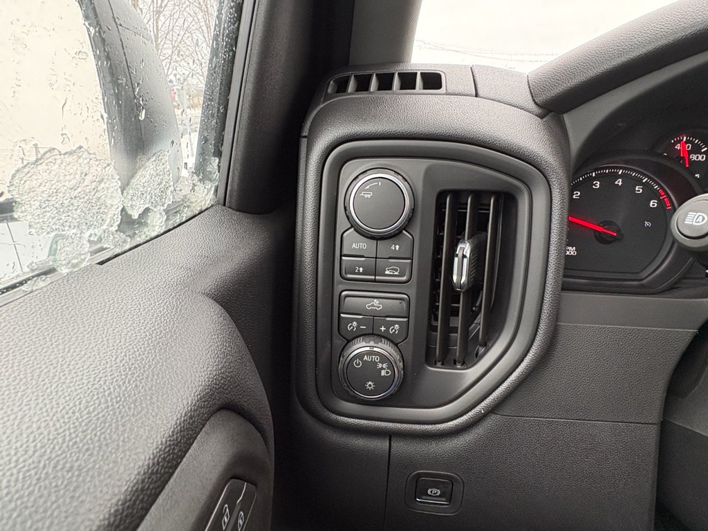 Chevrolet Silverado 1500  2026 à Saint-Eustache, Québec - 9 - w1024h768px