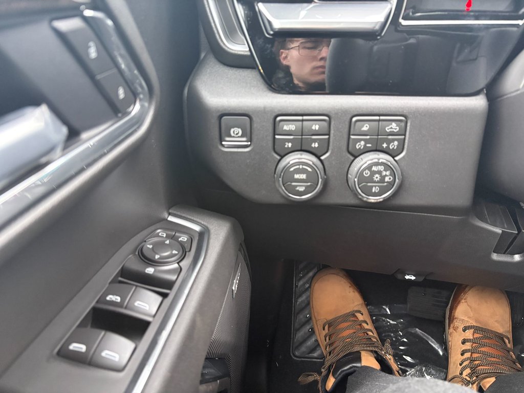 Chevrolet Silverado 1500  2026 à Saint-Eustache, Québec - 9 - w1024h768px