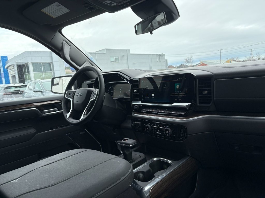 Chevrolet Silverado 1500  2026 à Saint-Eustache, Québec - 10 - w1024h768px