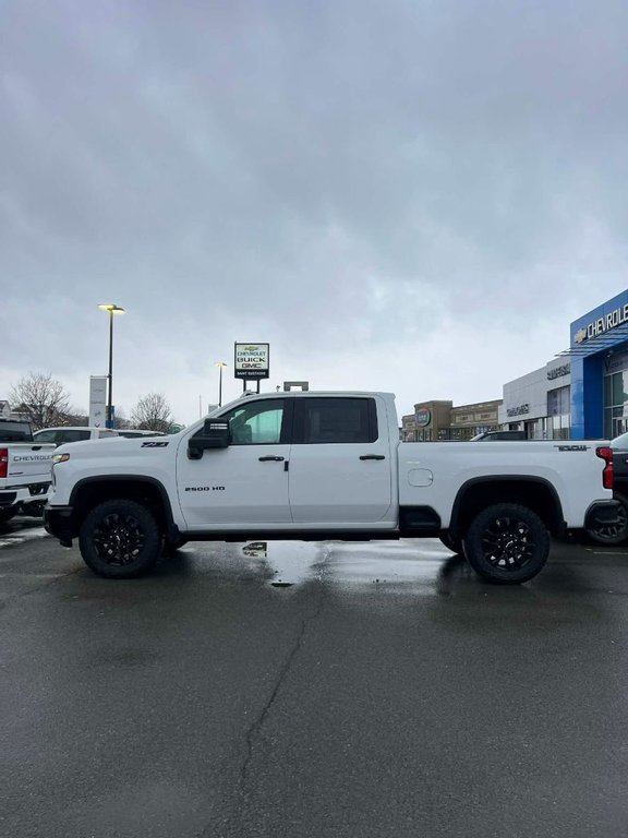 Chevrolet Silverado 2500 HD  2026 à Saint-Eustache, Québec - 4 - w1024h768px