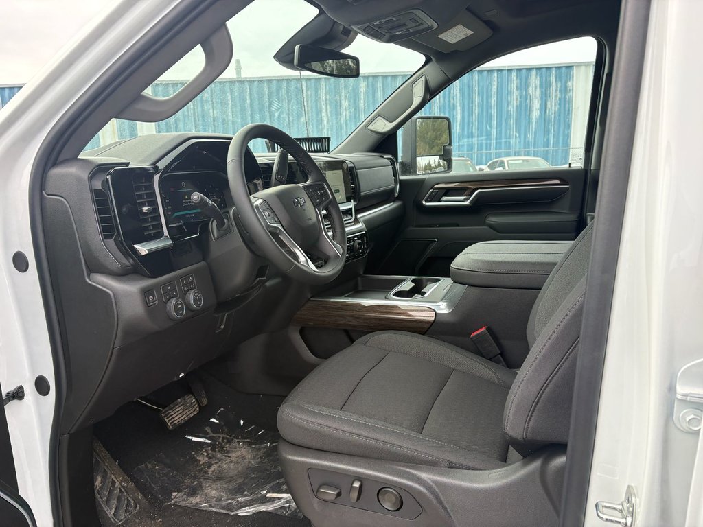 Chevrolet Silverado 2500 HD  2026 à Saint-Eustache, Québec - 7 - w1024h768px