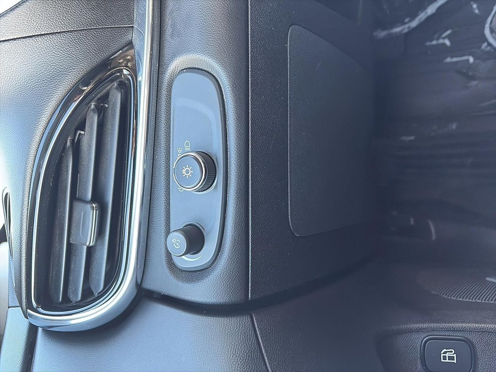 2017 Chevrolet Volt in Saint-Eustache, Quebec - 9 - w1024h768px