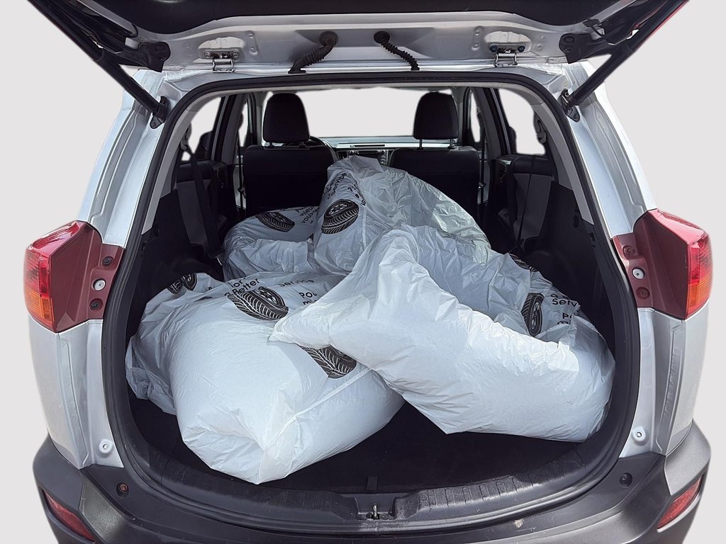 2015 Toyota RAV4 in Saint-Eustache, Quebec - 8 - w1024h768px
