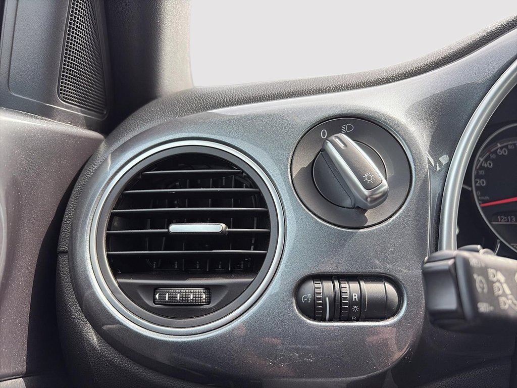 2018 Volkswagen Beetle in Saint-Eustache, Quebec - 11 - w1024h768px